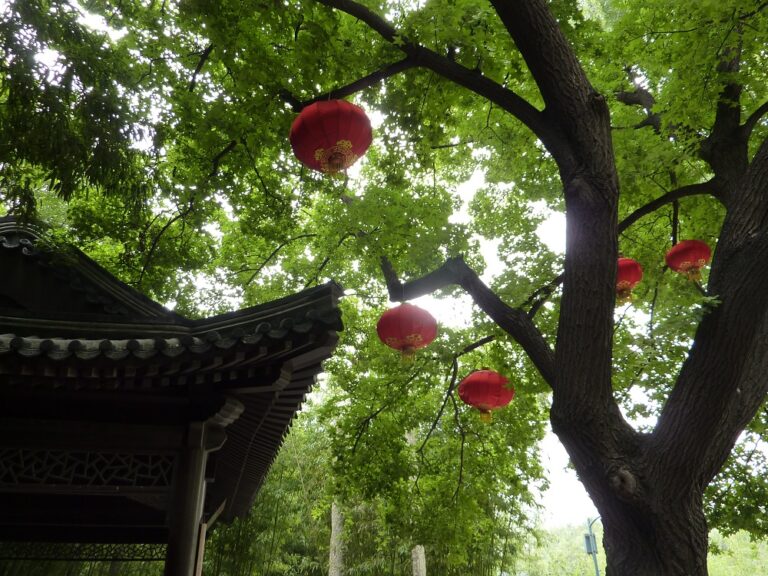 Ein ruhiger Tempel unter Bäumen in China